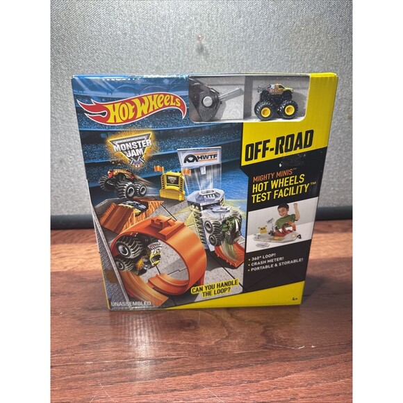 Hot Wheels Monster Jam MIGHTY MINIS Test Facility Play Set New - Picture 1 of 5